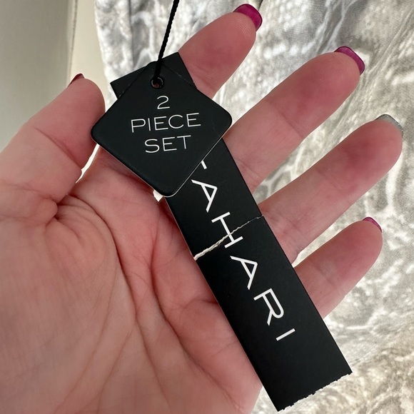 22. NWT TAHARI ANIMAL SOFT LOUNGE SET TOP IS SIZE MEDIUM AND BOTTOMS ARE LARGE - Picture 9 of 9